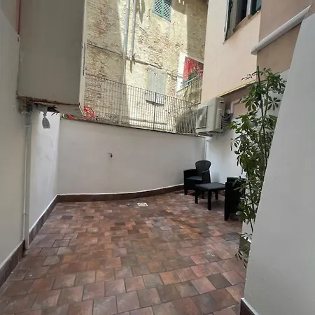 L'antica Falconeria Πανσιόν Iesi